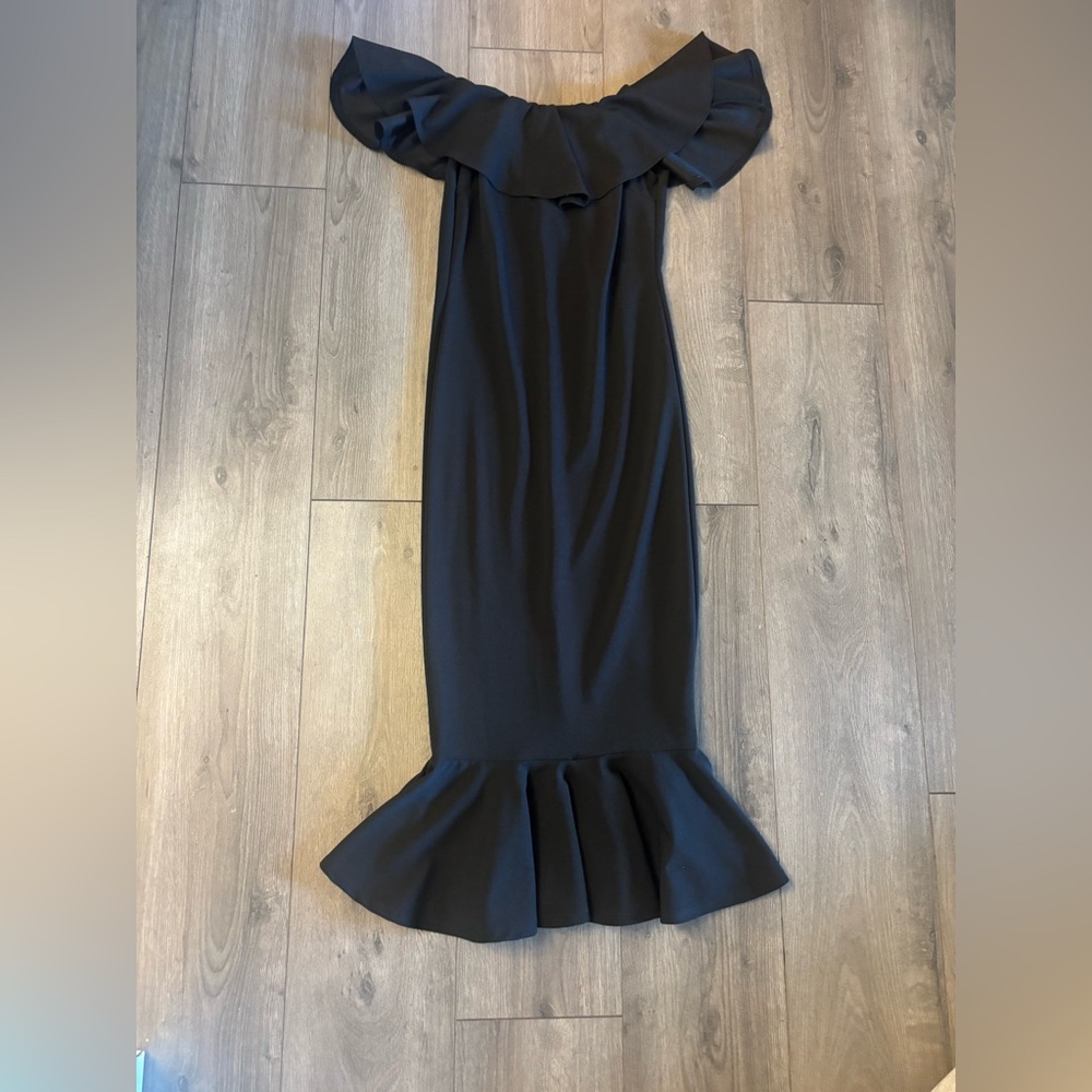 Chic Black Off-Shoulder Maxi Dress